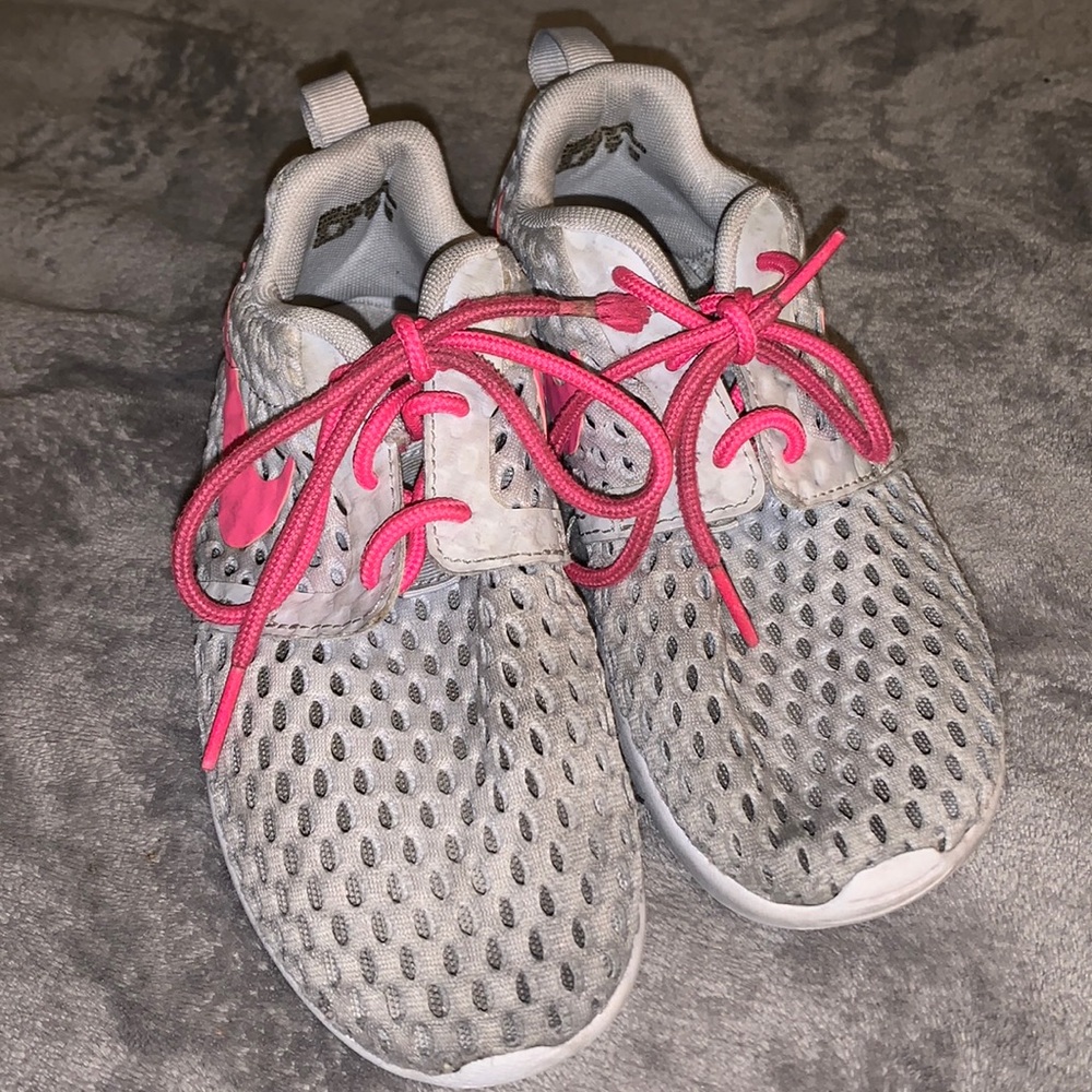 SOLD Nike Roshe One Flight Weight Girls Sneakers Size 13C
